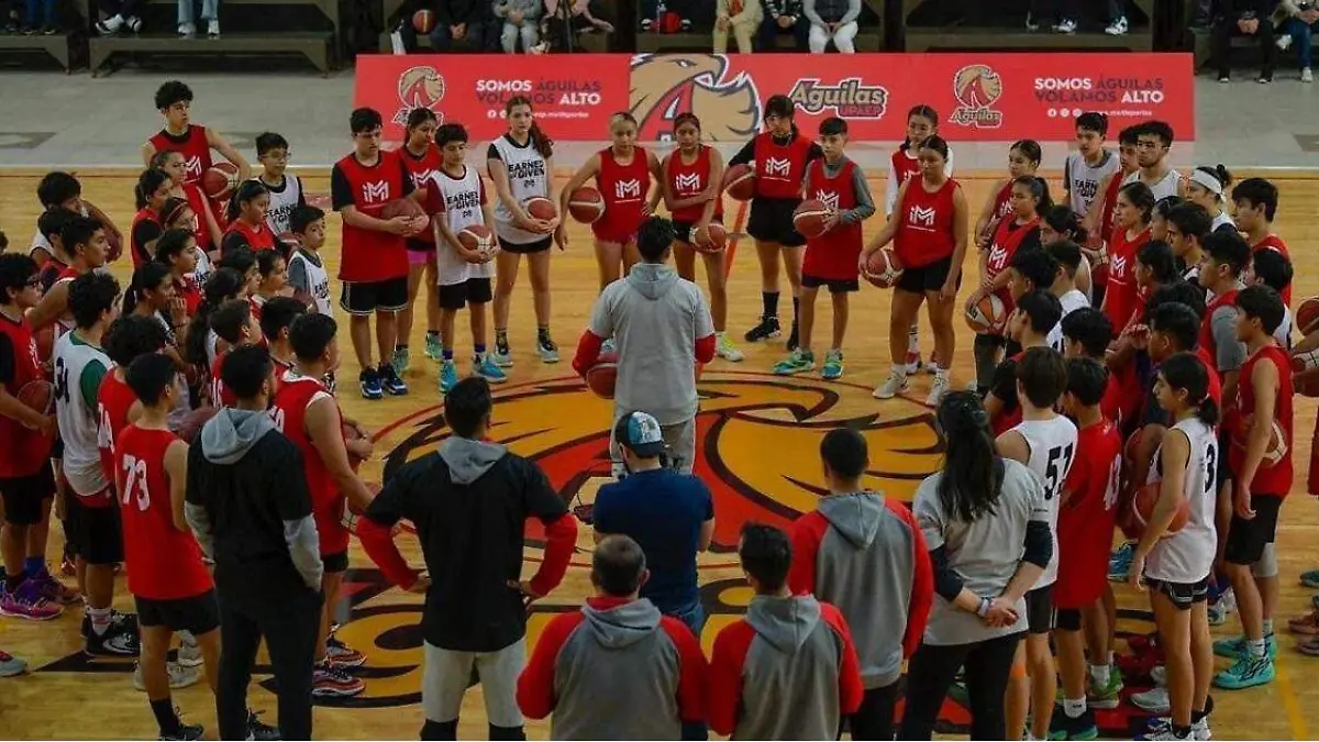 Clínica de baloncesto en la UPAEP con una leyenda de las Águilas